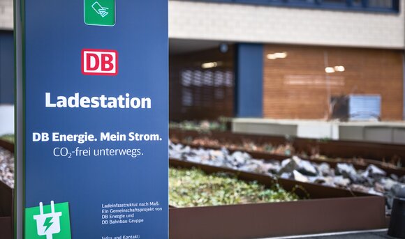 Eine Ladestation bietet Ökostrom für Elektroautos.