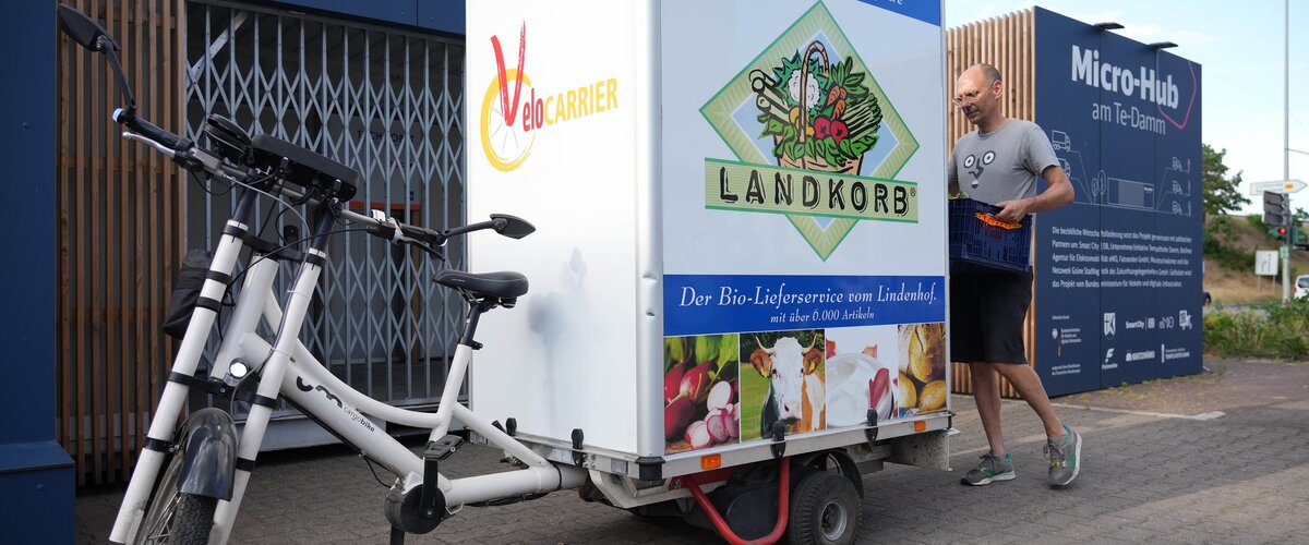 Here, goods are delivered, stored and then distributed to customers in a climate-neutral manner using cargo bikes. | © DB AG / Oliver Lang