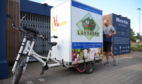 Here, goods are delivered, stored and then distributed to customers in a climate-neutral manner using cargo bikes.