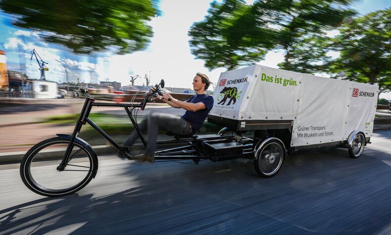 Trotz seiner Größe kann man mit dem XXL-Lastenrad Waren wendig und schnell ausliefern.