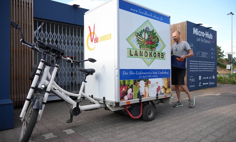 Here, goods are delivered, stored and then distributed to customers in a climate-neutral manner using cargo bikes.
