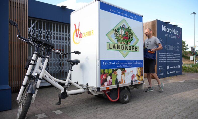 Here, goods are delivered, stored and then distributed to customers in a climate-neutral manner using cargo bikes.