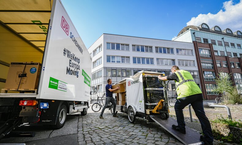 A total of three Euro pallets or four cubic meters of goods fit into the XXL cargo wheel.