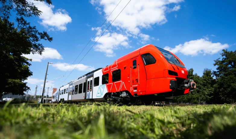 Ein Akkuzug fährt durch eine grüne Landschaft. | © 2025 Stadler Rail AG 
