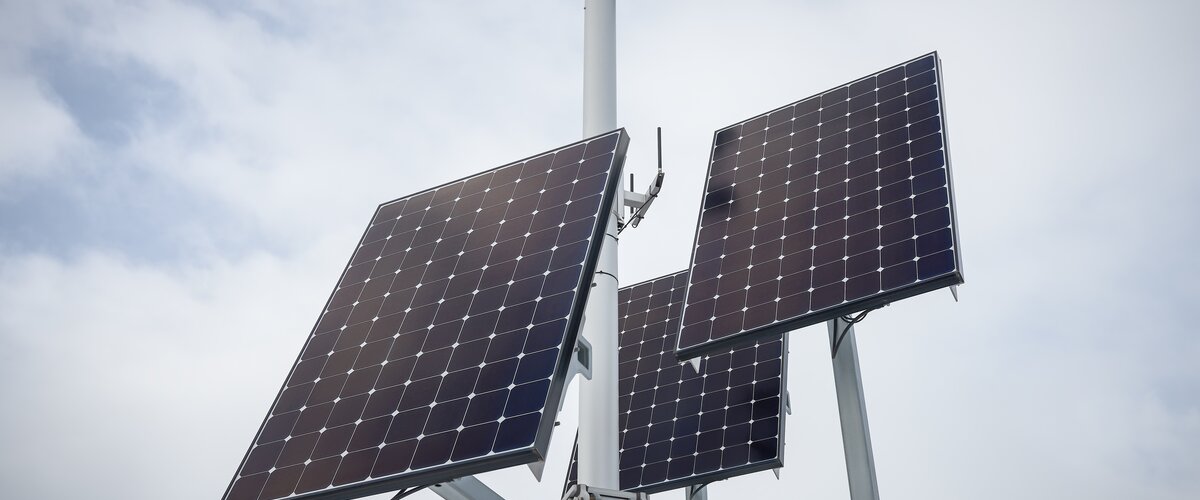 Kameras werden mittels einer Solaranlage betrieben.  | © DB AG / Faruk Hosseini