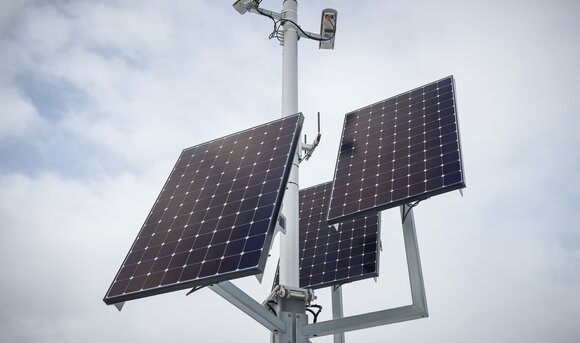 Kameras werden mittels einer Solaranlage betrieben. 