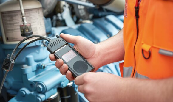 Ein Mitarbeiter führt mit dem "Datenflasher" das Tuning der Lok durch.