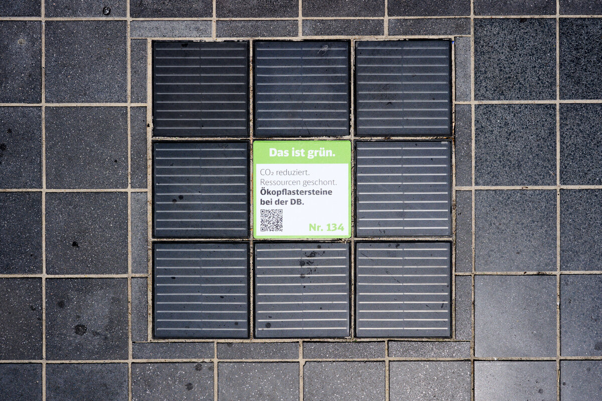 Ökopflastersteine mit einem Das ist grün.-Signet mit der Aufschrift CO2 reduziert. Ressourcen geschont. Ökopflastersteine bei der DB. | © DB InfraGO/ Richard Schött