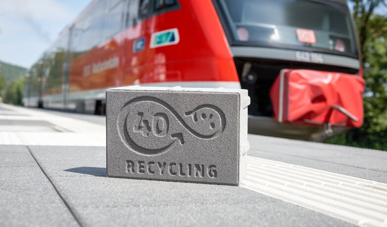 Einer der neuen Ökopflastersteine an einem Bahngleis.  | © DB AG / Faruk Hosseini