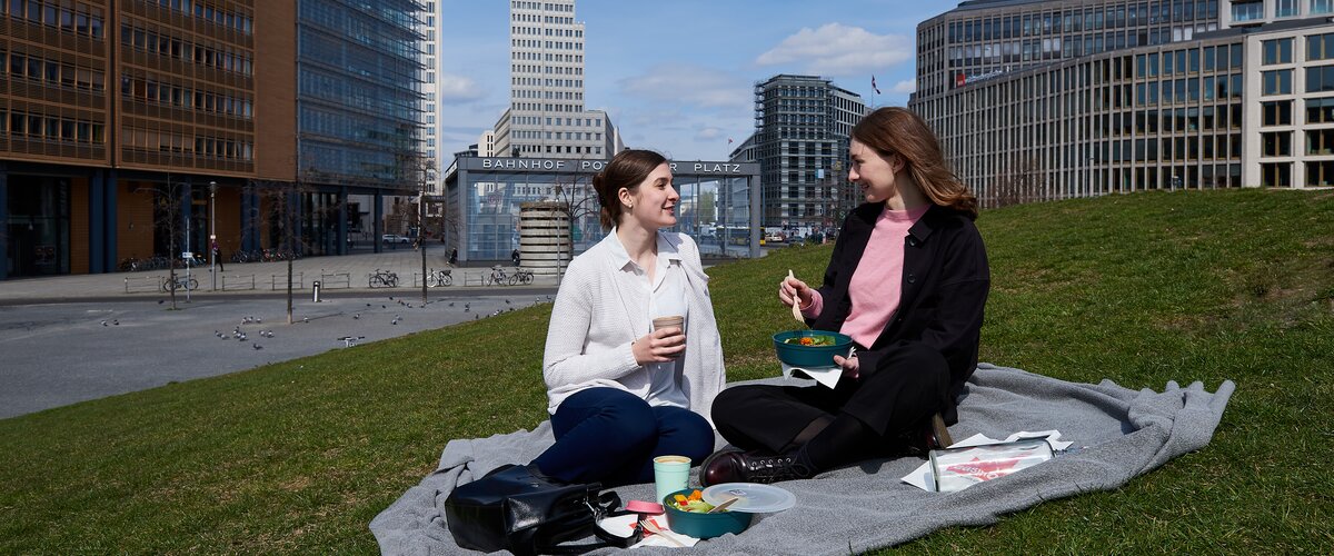 Picknick mit RECUP und REBOWL. | © DB AG / Faruk Hosseini