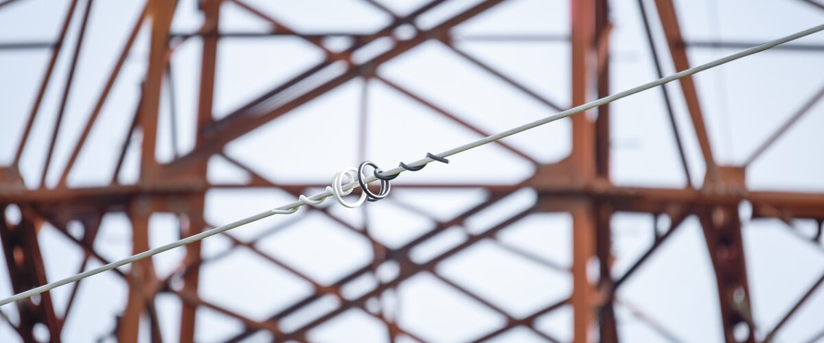 Eine Vogelschutzmarkierung an einer Bahnstromleitung. | © DB AG / Faruk Hosseini