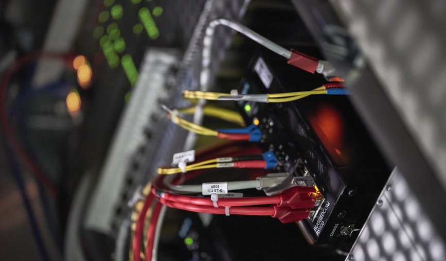 Verschiedene Kabel sind an einem Rechnerterminal eingesteckt. 