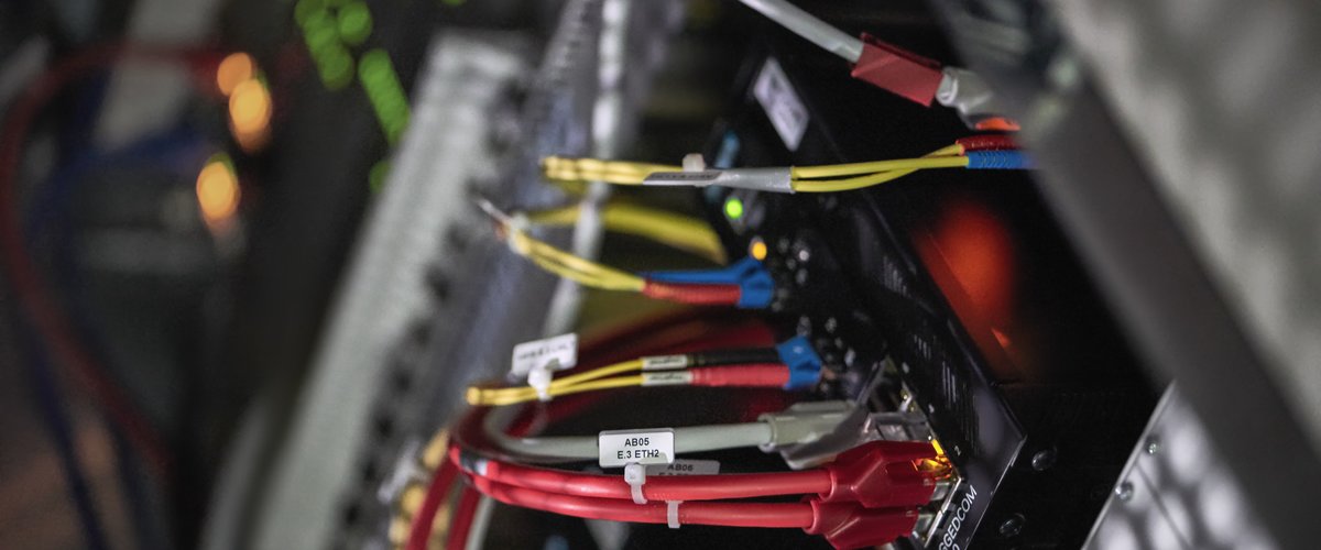 Verschiedene Kabel sind an einem Rechnerterminal eingesteckt.  | © DB AG / Faruk Hosseini