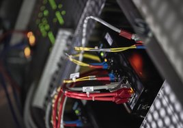 Verschiedene Kabel sind an einem Rechnerterminal eingesteckt. 
