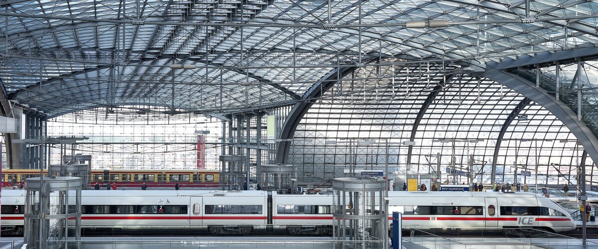 Ein ICE fährt am Berliner Hauptbahnhof ein.  | © DB AG / Faruk Hosseini