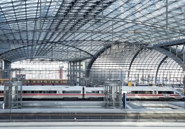 Ein ICE fährt am Berliner Hauptbahnhof ein. 