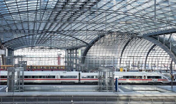 Ein ICE fährt am Berliner Hauptbahnhof ein. 