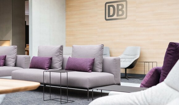 Sofa in der DB Lounge mit Sitzbezug aus Meeresplastik-Fasern.