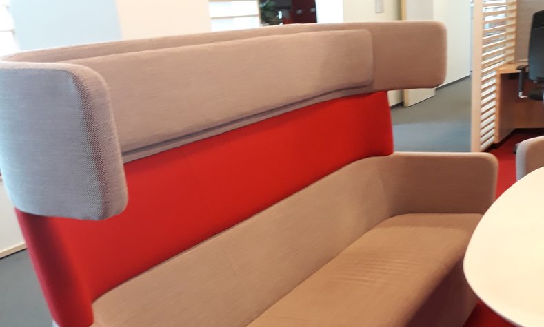 Die typischen roten DB Sofas aus der alten Bürofläche...
