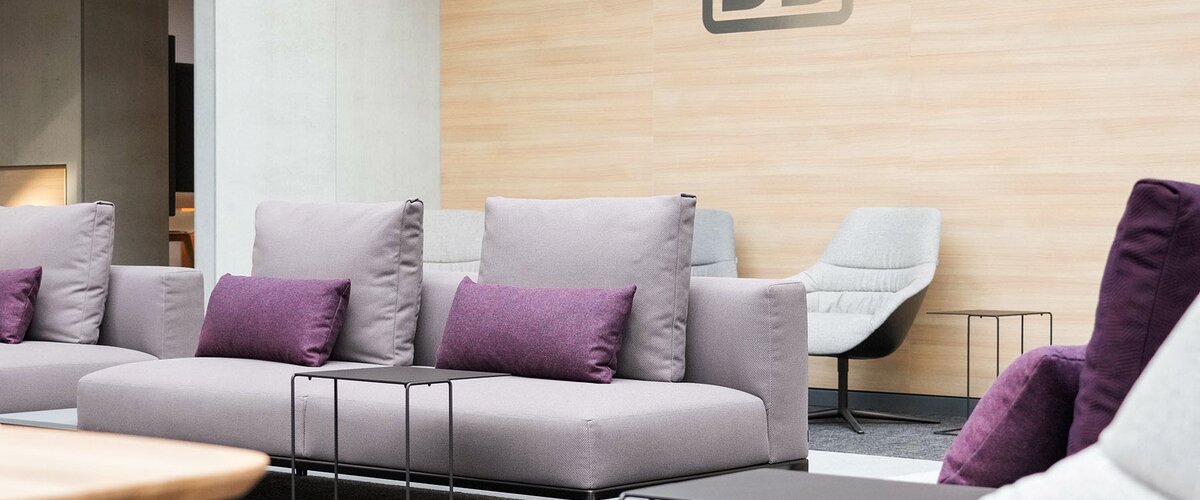Sofa in der DB Lounge mit Sitzbezug aus Meeresplastik-Fasern. | © DB AG/ Oliver Lang