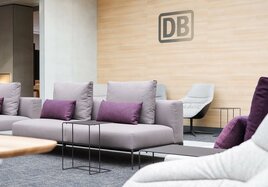 Sofa in der DB Lounge mit Sitzbezug aus Meeresplastik-Fasern.