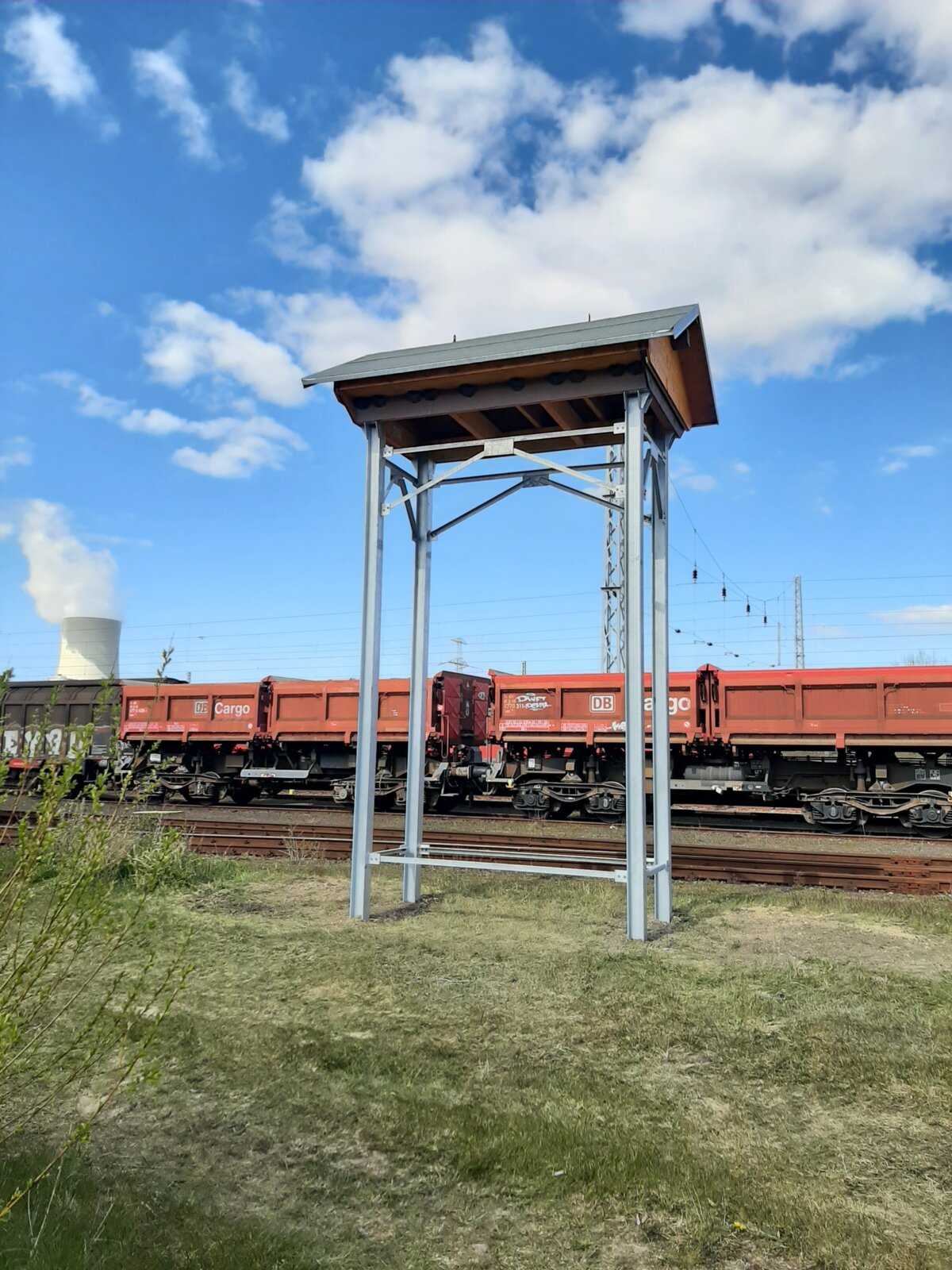 In unserer multifunktionalen Nisthilfe, dem Schwalbenturm, finden Schwalben, Sperlingen und Fledermäuse neue Brutmöglichkeiten. | © DB AG/ Oliver Jauernig