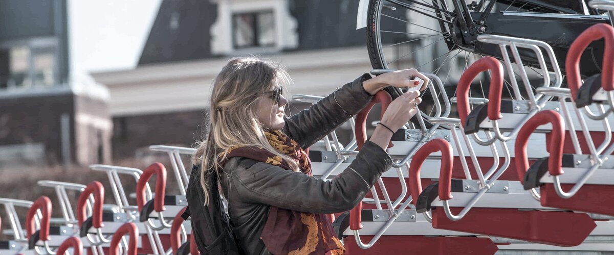 Passenger uses new bicycle parking spot | © DB AG / Nicole Brambor