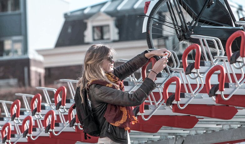Eine Frau nutzt die Möglichkeit des neuen Fahrradparkers. | © DB AG / Nicole Brambor
