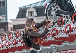 Eine Frau nutzt die Möglichkeit des neuen Fahrradparkers.