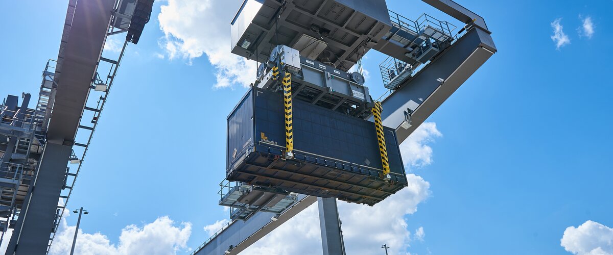 Die Kräne arbeiten beim Verladen von Containern besonders energieeffizient.  | © DB AG/ Faruk Hosseini