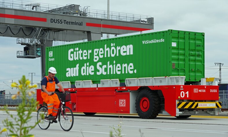 Mit dem neuen MegaHub verlagern wir Transporte von der Straße auf die klimafreundliche Schiene.