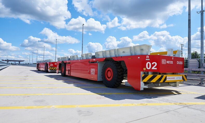 Die elektrischen Transportfahrzeuge bringen die Güter auf dem Gelände des MegaHub leise und umweltfreundlich von A nach B.