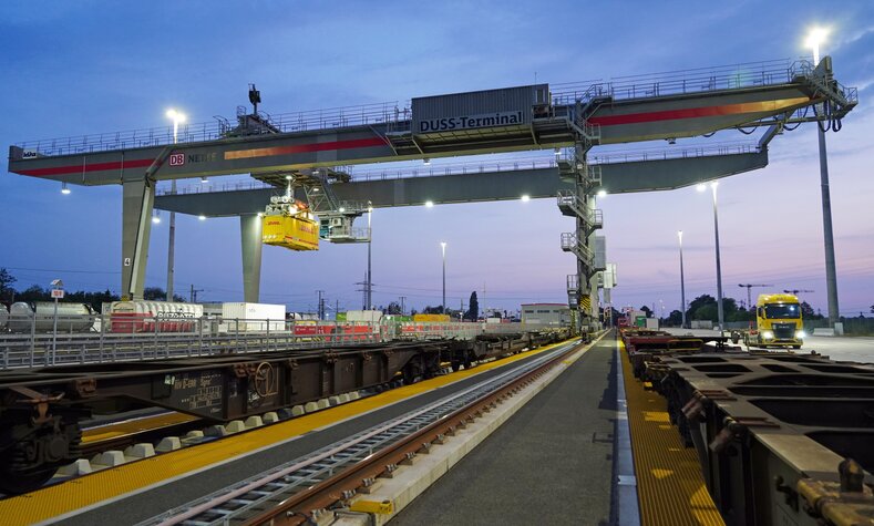 The gantry cranes, each some 20 meters high, can lift load units weighing up to 40 tons.