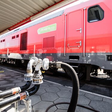 Die Fahrzeuge werden an der HVO-Schienentankstelle der DB am Sylt Shuttle-Terminal in Westerland betankt.  | © DB AG / Anastasia Schuster