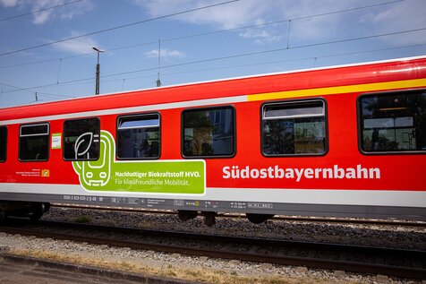 Zug der Südostbayernbahn mit grünem Labeling. | © DB AG/ Thomas Kiewning