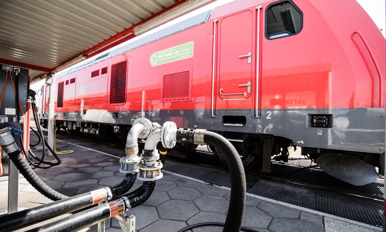 Die Fahrzeuge werden an der HVO-Schienentankstelle der DB am Sylt Shuttle-Terminal in Westerland betankt. 