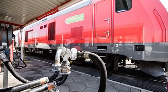 Die Fahrzeuge werden an der HVO-Schienentankstelle der DB am Sylt Shuttle-Terminal in Westerland betankt.  | © DB AG / Anastasia Schuster