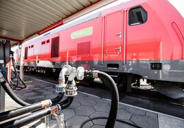 Die Fahrzeuge werden an der HVO-Schienentankstelle der DB am Sylt Shuttle-Terminal in Westerland betankt. 