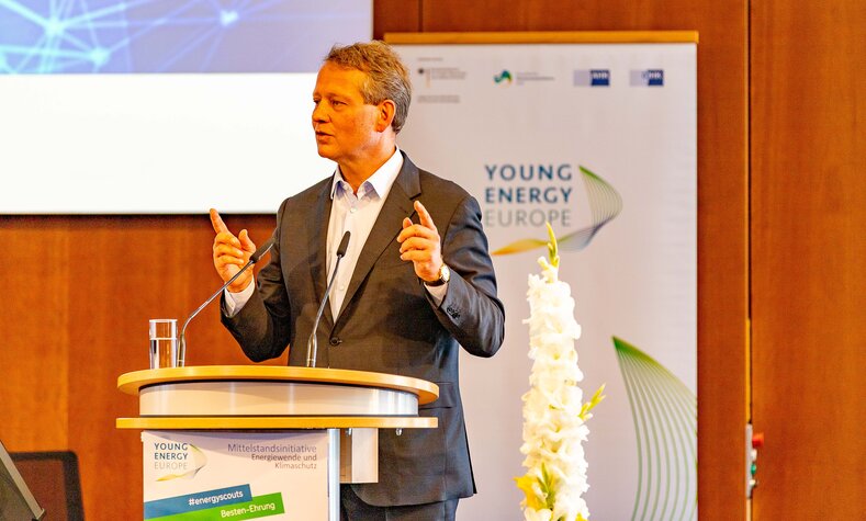 Dr. Eric Schweitzer lobt Umweltmanagement der Azubis.