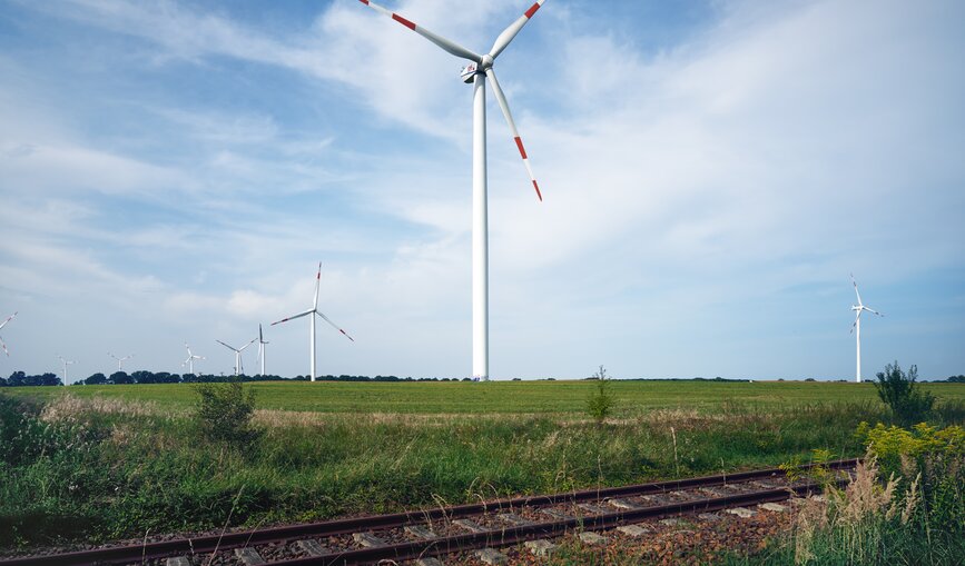 Die DB wird den Bezug von Strom aus erneuerbaren Energien in den kommenden Jahren kontinuierlich weiter erhöhen.