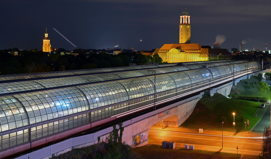 Die DB rüstet die Leuchten am Bahnhof mit LED um.