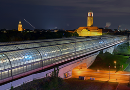 Die DB rüstet die Leuchten am Bahnhof mit LED um.