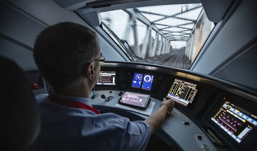 Triebfahrzeugführer des DB Fernverkehr unterwegs mit einem ICE 4.