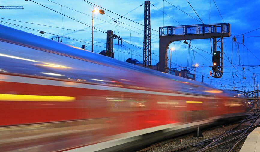 Ein Zug fährt durch die Nacht. 