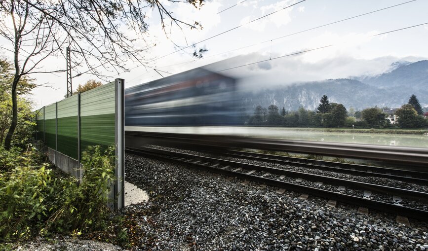 Eine Schallschutzwand in Kiefersfelden.