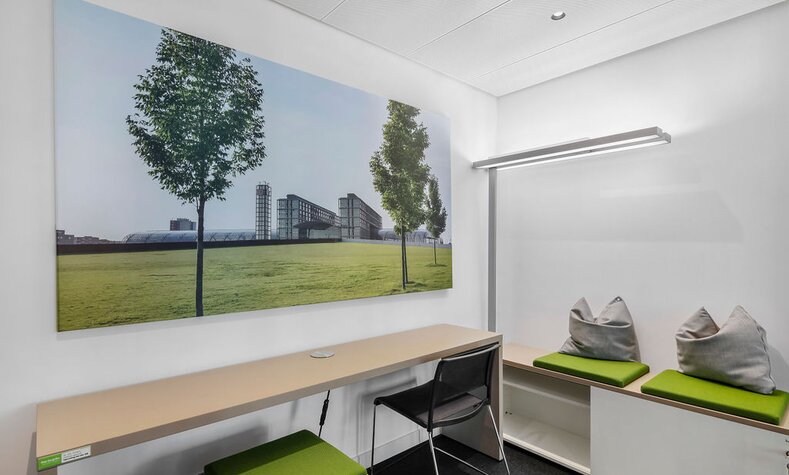 Früher ein altes Regal - jetzt eine Sitzbank in modernen Farben.