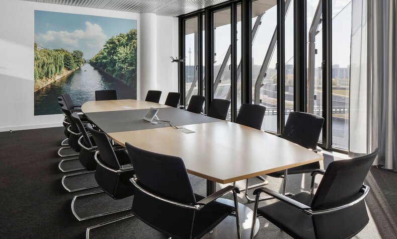 Die Oberfläche des Konferenztisches wurde erneuert und mit einer Linoleumplatte erweitert.