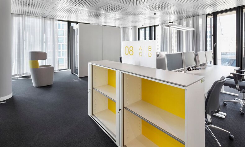 ...wurden für das neue Raumkonzept zu farbigen Büroschildern umgestaltet.