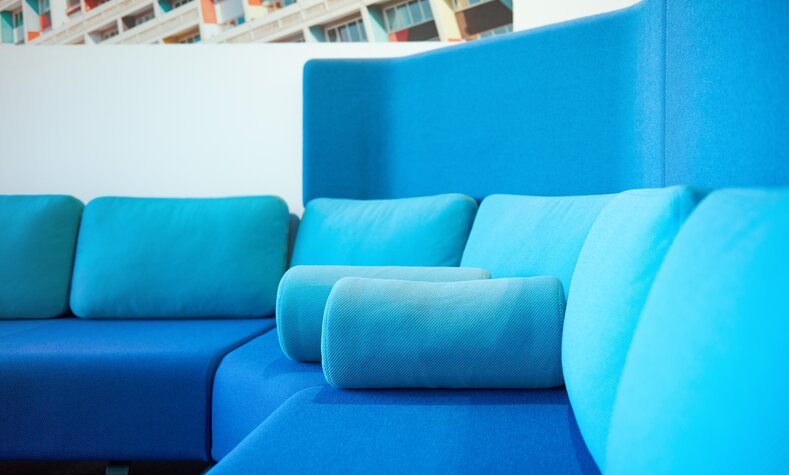 Ein blaues Sofa