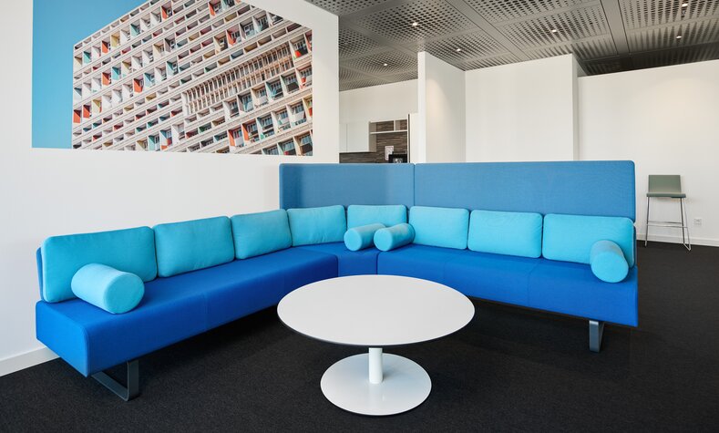Modern gestaltete Sofaecke  mit neuem Stoffbezug als Wartebereich